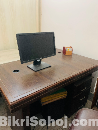 Desktop table